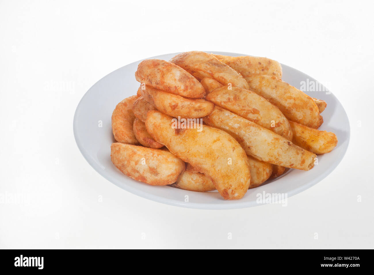 Nahaufnahme von Bratkartoffeln mit Platte, weiß Farbe Tisch und Teller, sehr schmackhafte Lebensmittel, Luxus Hotel oder Haus essen, bunte Foto mit perfekter lig Stockfoto