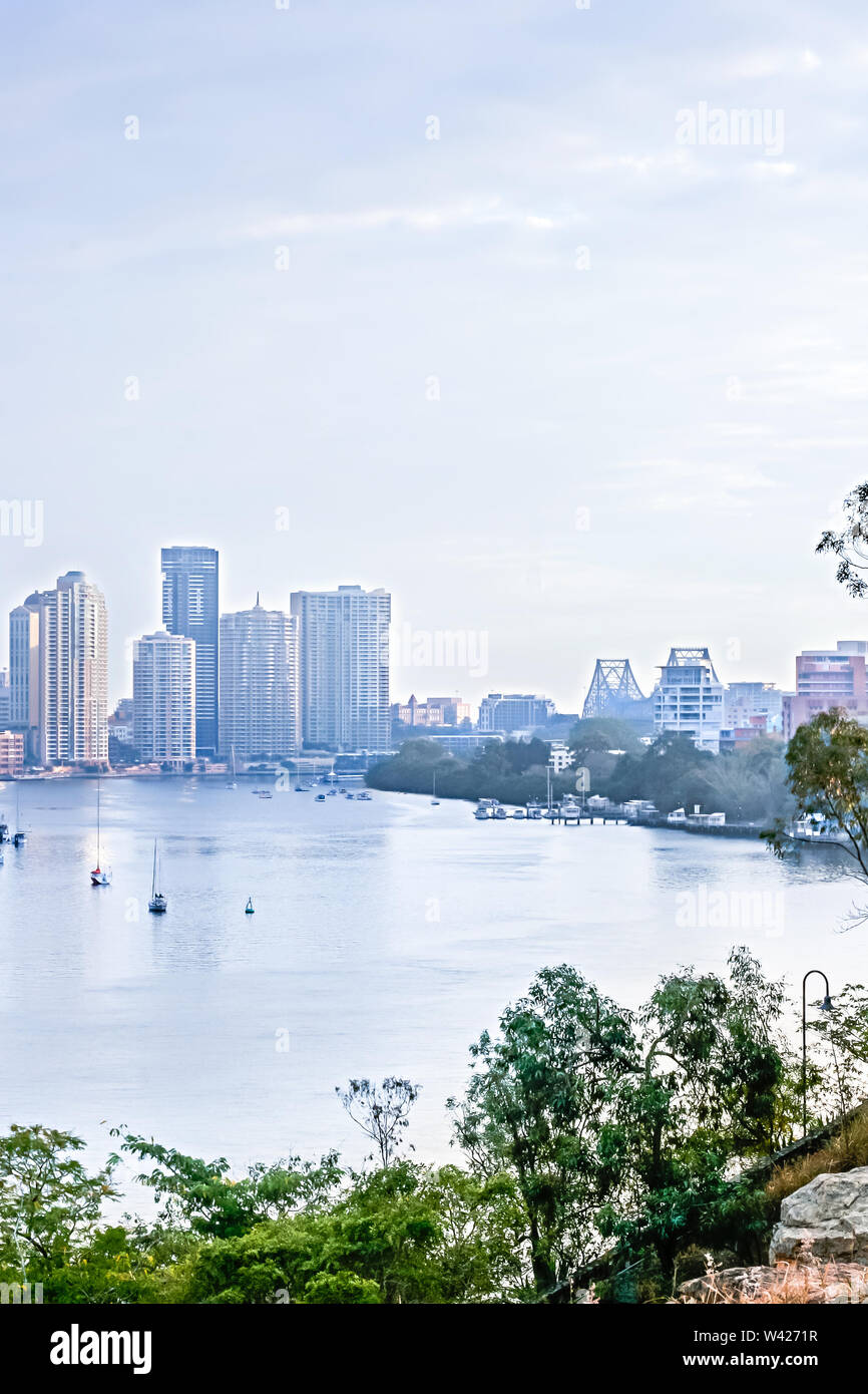 In der Innenstadt von Brisbane als von der anderen Seite des Flusses in den frühen Morgenstunden gesehen Stockfoto