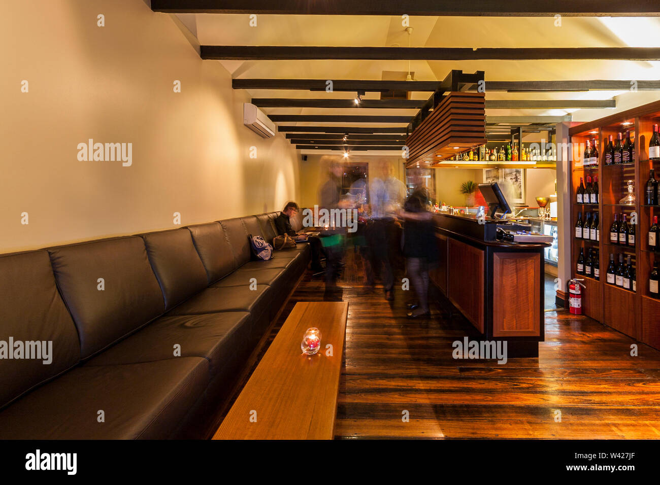 Völker sind Getränke genießen im Restaurant, in der luxuriösen Club Area, Nächtliche Szene, perfekte Lichter auf Zimmer, Holz Fußboden und die Wände sind weiß Stockfoto