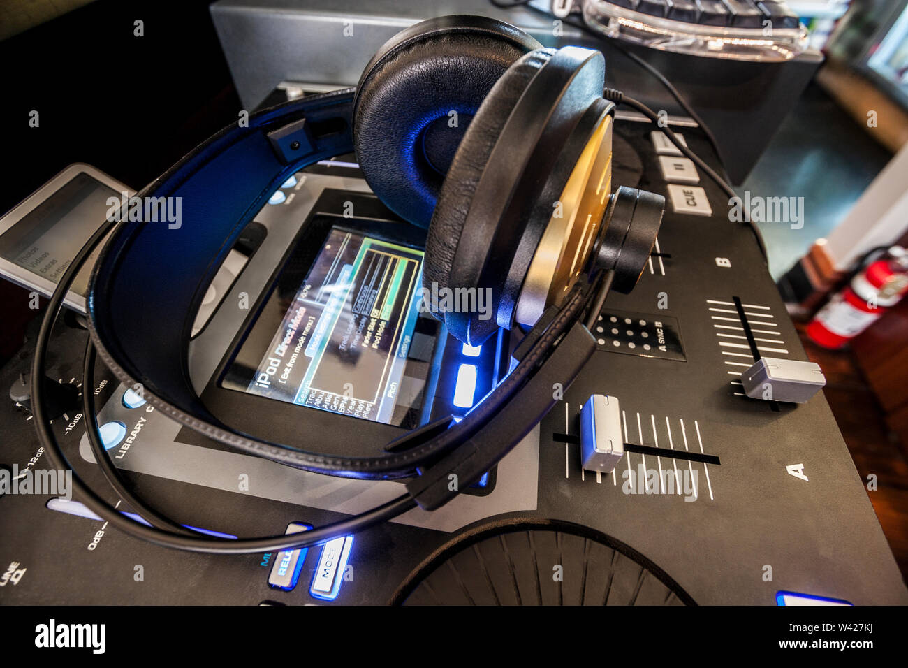 Head Set auf der Festplatte jocky Maschine mit Display, Musik Elemente im Club oder Hotelzimmer, hohe Qualität, teuer Aussehen Stockfoto