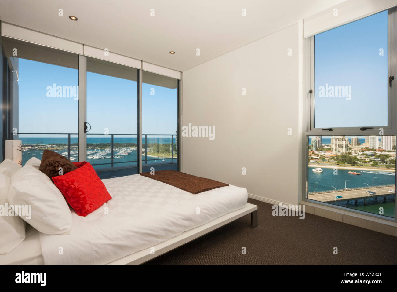 Schöne Zimmer mit großen Fenstern mit Blick auf die Stadt und das Meer Stockfoto