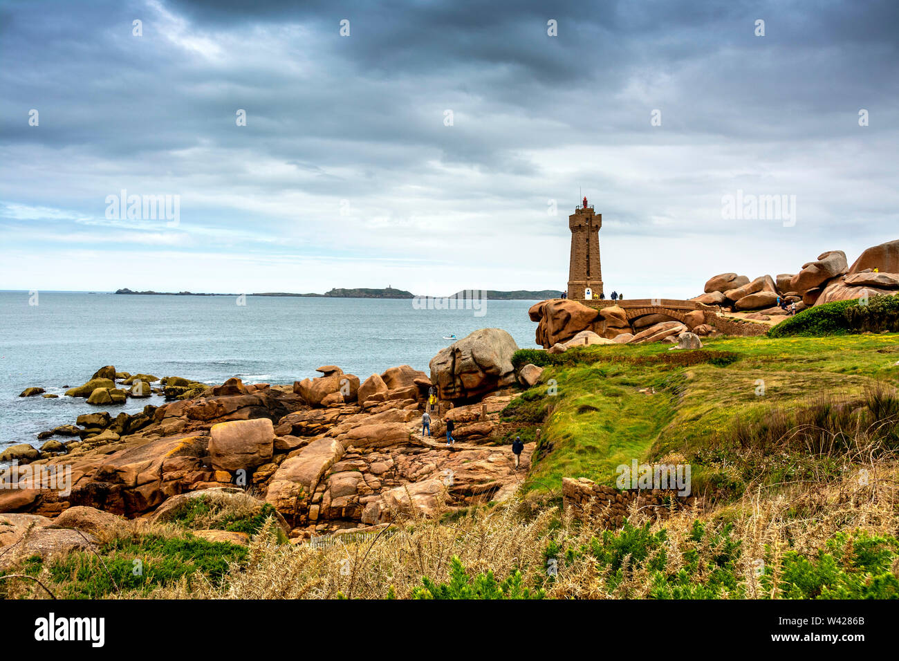 Ploumanach bedeuten Ruz Leuchtturm in rosa Granit Küste, Perros Guirec, Cotes d'Armor, Frankreich Stockfoto