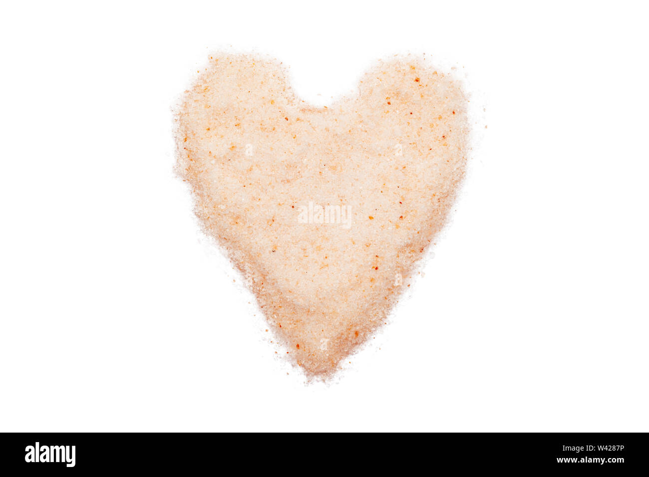 Himalaya-salz, heart-shaped, isoliert, Nahaufnahme, Makro, Ansicht von oben. Geschmack Lebensmittel Spice rosa Farbton. Für natürliche Verdauungshilfe verwendet, Luftreiniger und sl Stockfoto