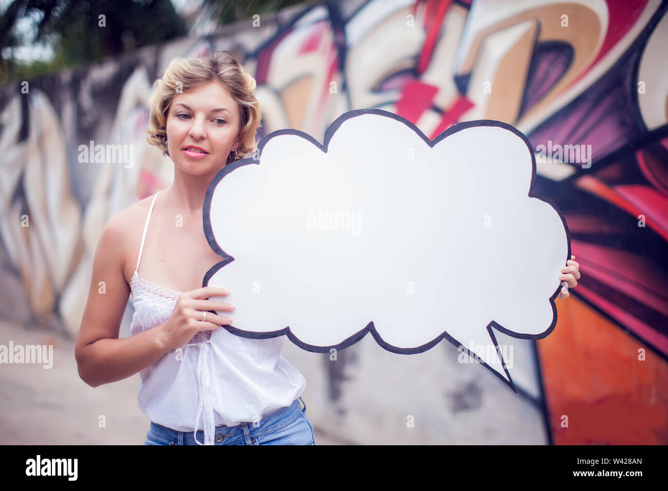 Junge Frau mit einer Sprechblase auf eine bunte hintergrund Stockfoto