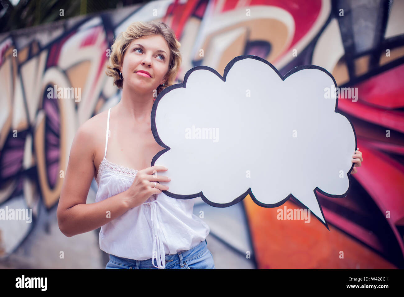 Junge Frau mit einer Sprechblase auf eine bunte hintergrund Stockfoto