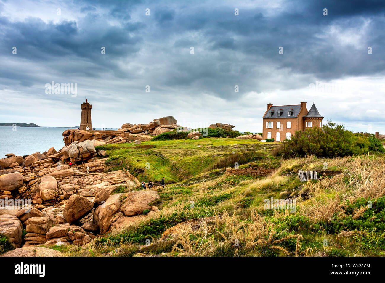 Ploumanach bedeuten Ruz Leuchtturm in rosa Granit Küste, Perros Guirec, Cotes d'Armor, Frankreich Stockfoto