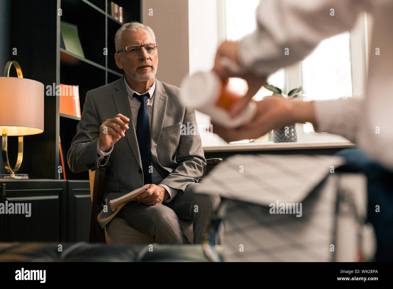 Psychologe aufmerksam seine weiblichen Patienten Antidepressiva nehmen Stockfoto