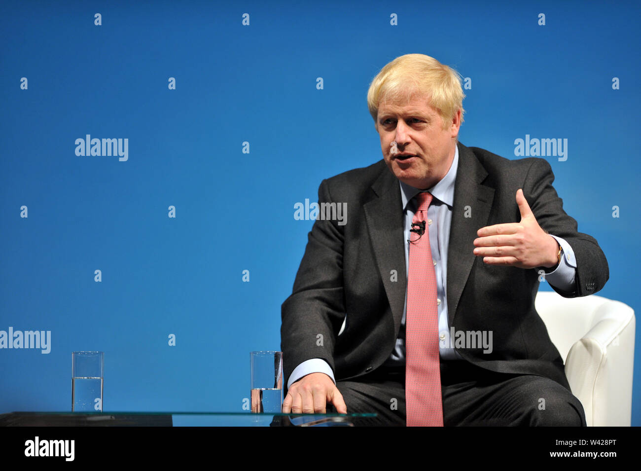 Die Konservative Partei Führung Paradewagen rollte in Gloucestershire wie Boris Johnson und Jeremy Hunt aus Cheltenham Racecourse zum Quadrat. Stockfoto