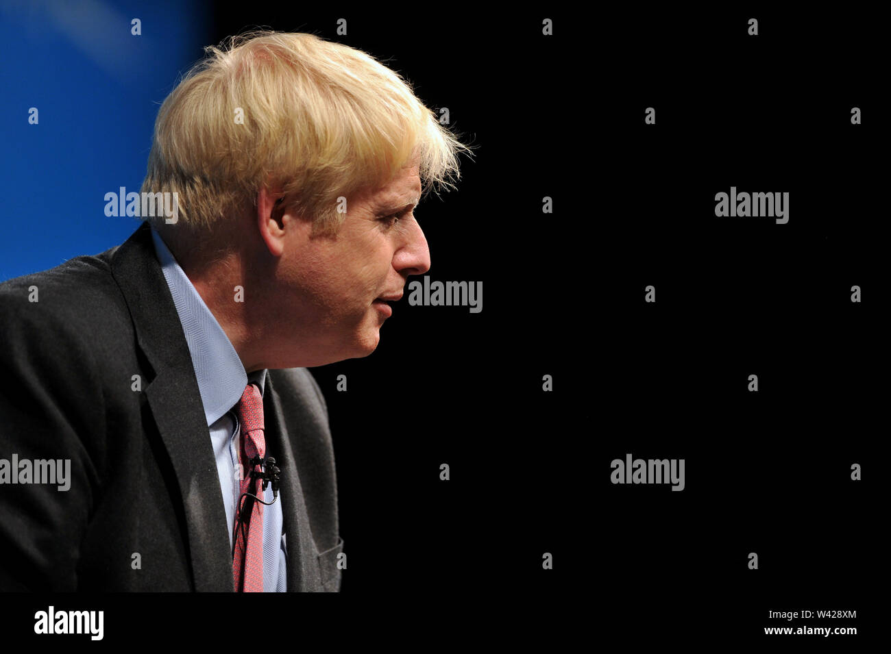 Die Konservative Partei Führung Paradewagen rollte in Gloucestershire wie Boris Johnson und Jeremy Hunt aus Cheltenham Racecourse zum Quadrat. Stockfoto