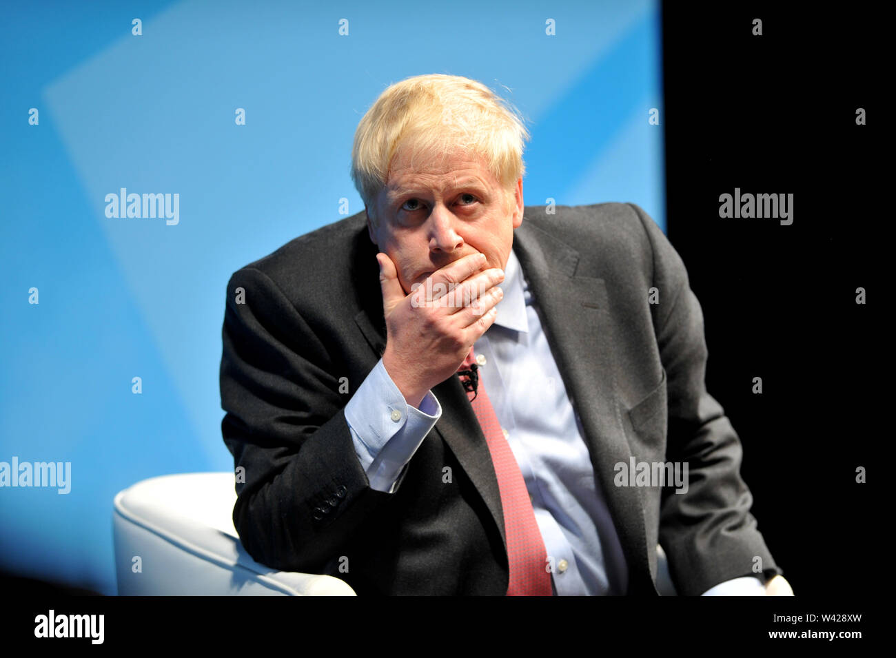 Die Konservative Partei Führung Paradewagen rollte in Gloucestershire wie Boris Johnson und Jeremy Hunt aus Cheltenham Racecourse zum Quadrat. Stockfoto