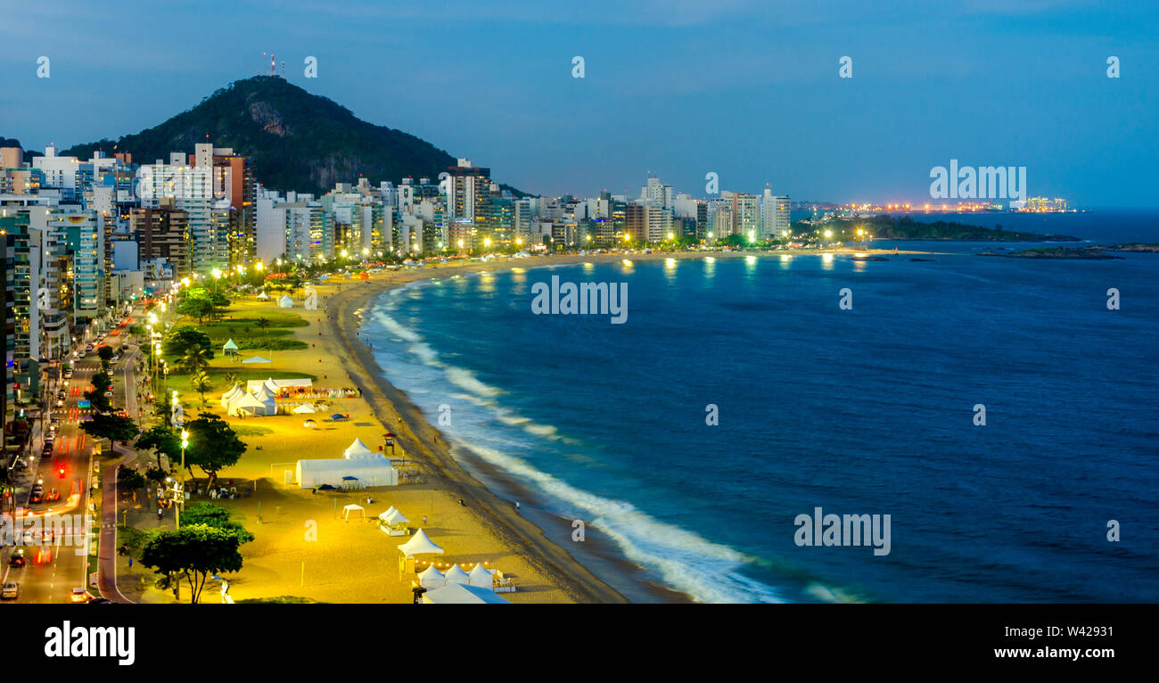 Die Costa Strand in Vila Velha während der Blauen Stunde, Espirito Santo, Brasilien. Stockfoto