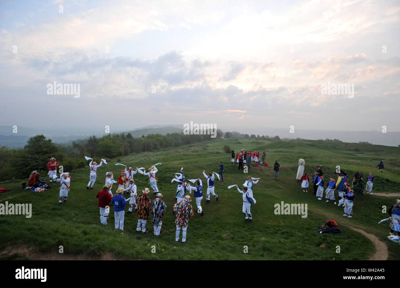 Morris Dancing auf painswick Beacon Sonnenaufgang am Tag zu zelebrieren. Stockfoto