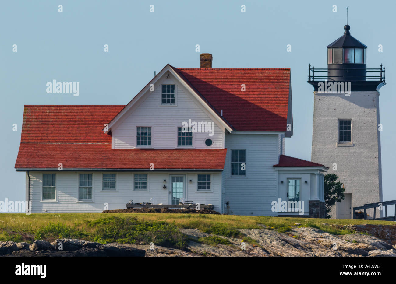 Hendricks Head Lighthouse, in Southport, Maine, an einem sonnigen Sommermorgen von Kayak POV Stockfoto