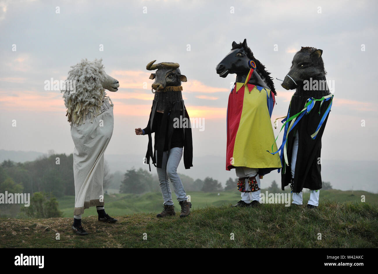 Morris Dancing auf painswick Beacon Sonnenaufgang am Tag zu zelebrieren. Stockfoto