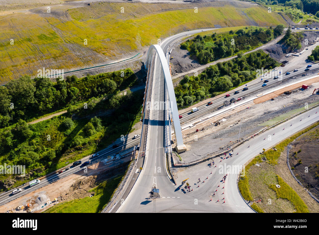 BRYNMAWR, Wales, Großbritannien - 3. JULI 2019: Luftbild der Neuen Jack Williams Gateway Bridge und den Bau der neuen A 465 Köpfe der Täler Straße Stockfoto