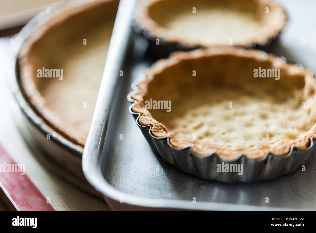 Kleine flattern und große Runde, blind gebacken, süßem Gebäck Fällen Stockfoto