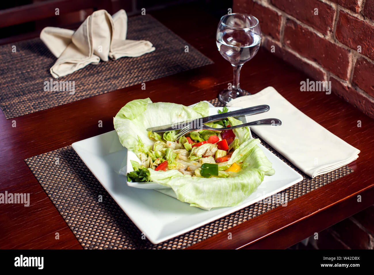 Fertigen Teller und Besteck im Restaurant Tabelle Stockfoto