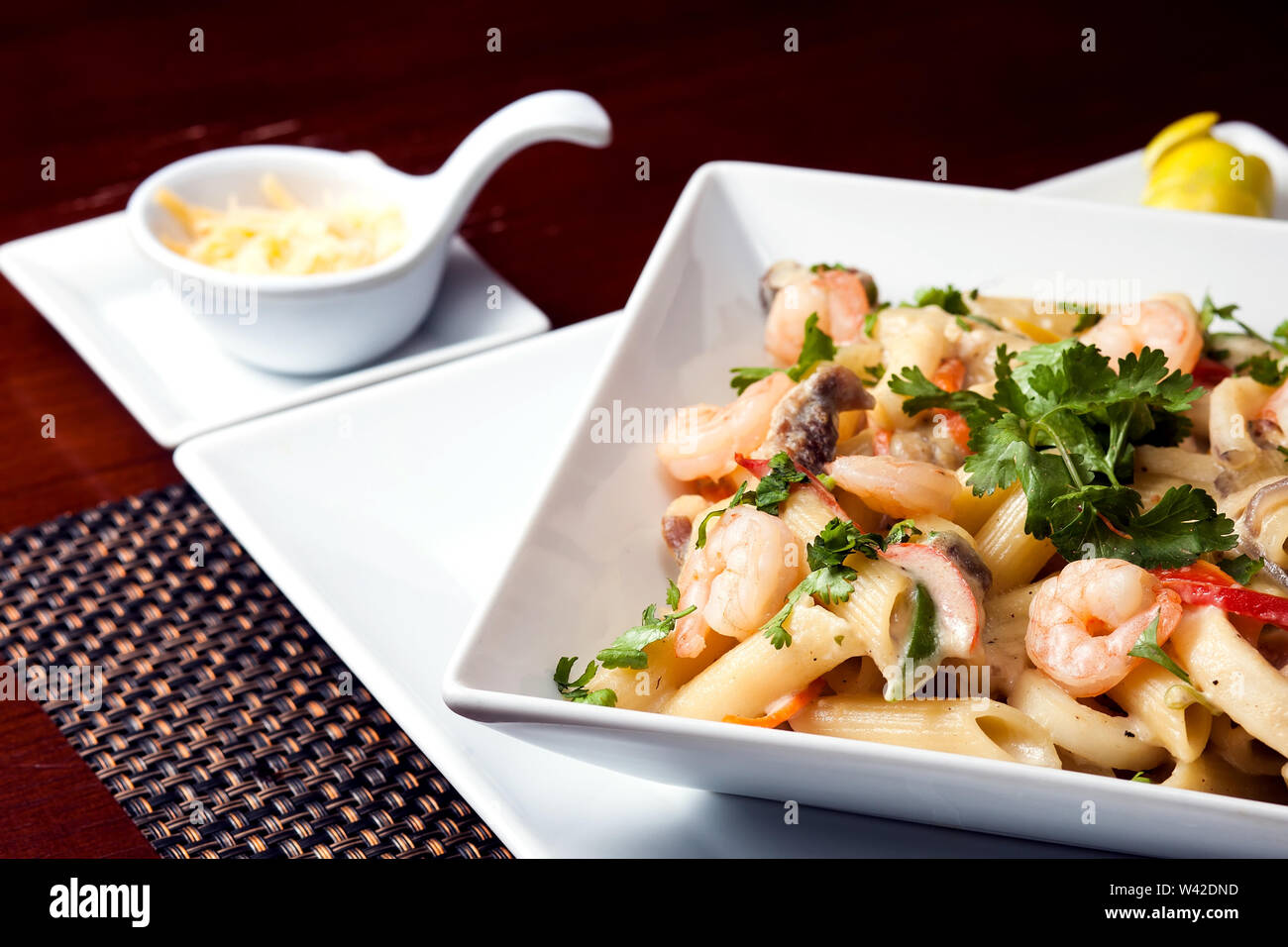 Penne (Nudeln) mit Krabben/Garnelen und Wurst im Pomodoro (Tomate) Sauce - Italienische Küche, Kochen, kulinarischer (traditionelle authentischen Geschmack). Stockfoto
