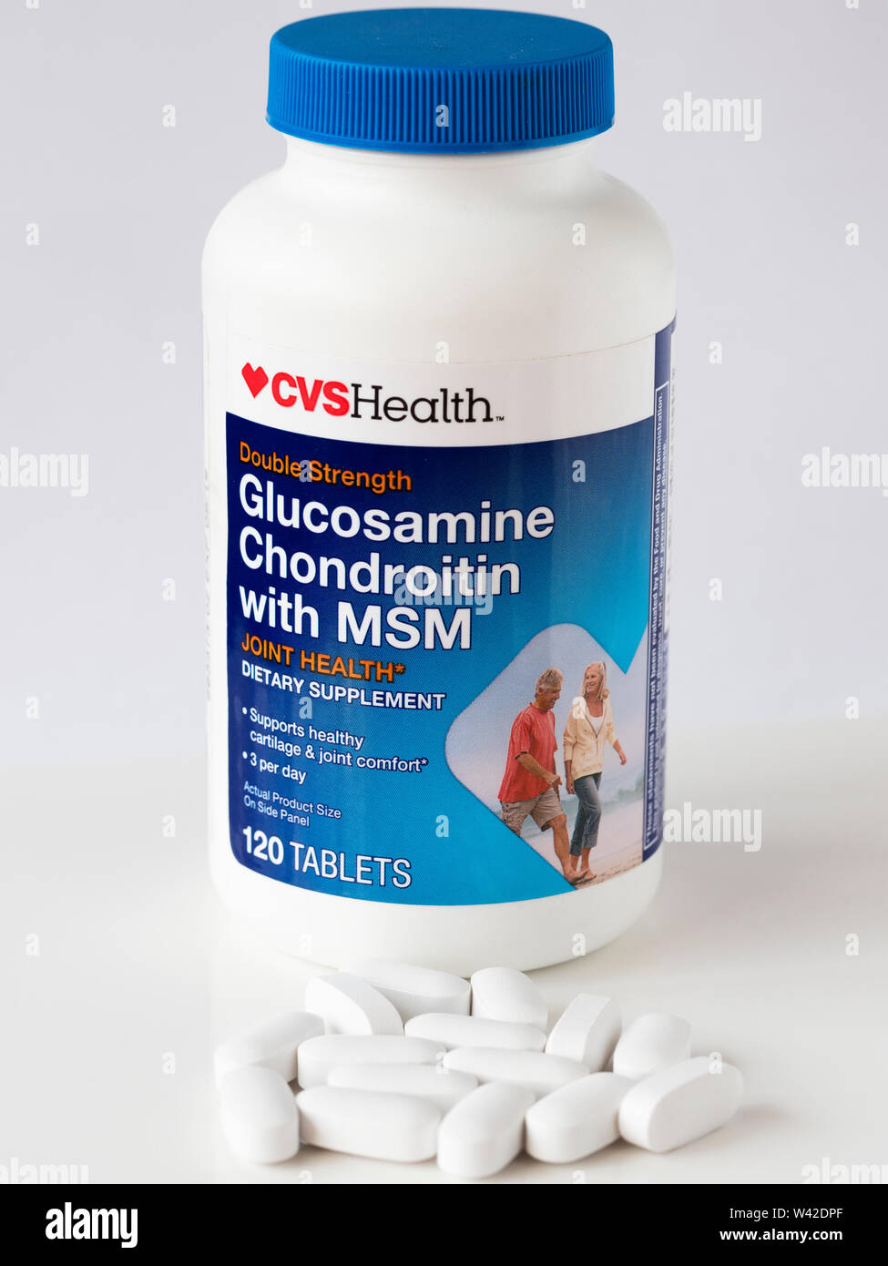 Kunststoff kann von 120 Pillen von Glucosamin, Chondroitin und MSM prodused von CVS Gesundheit auf weißem Hintergrund Stockfoto