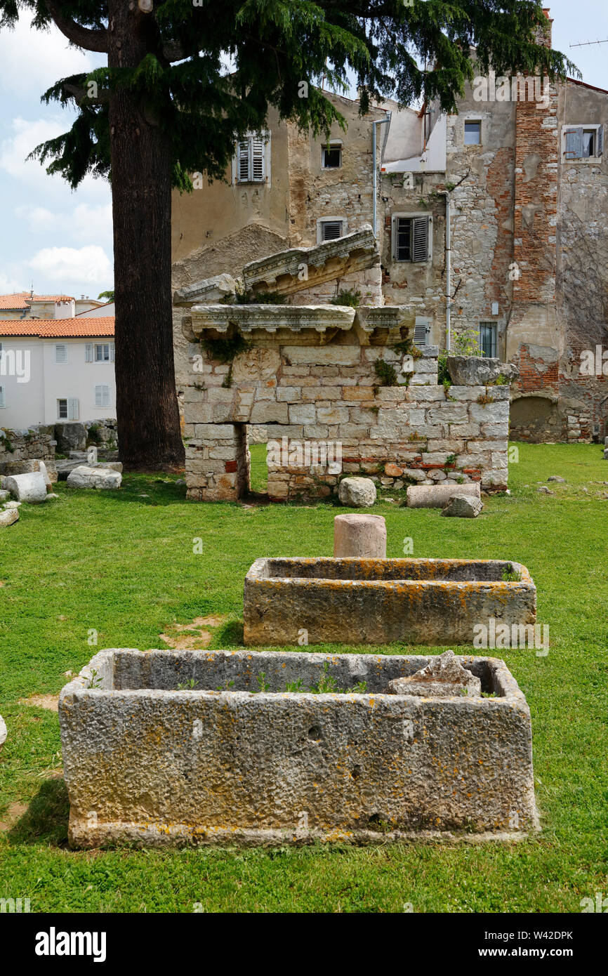 Römische Ruinen innerhalb der Stadt, Porec, Istrien, Kroatien Stockfoto