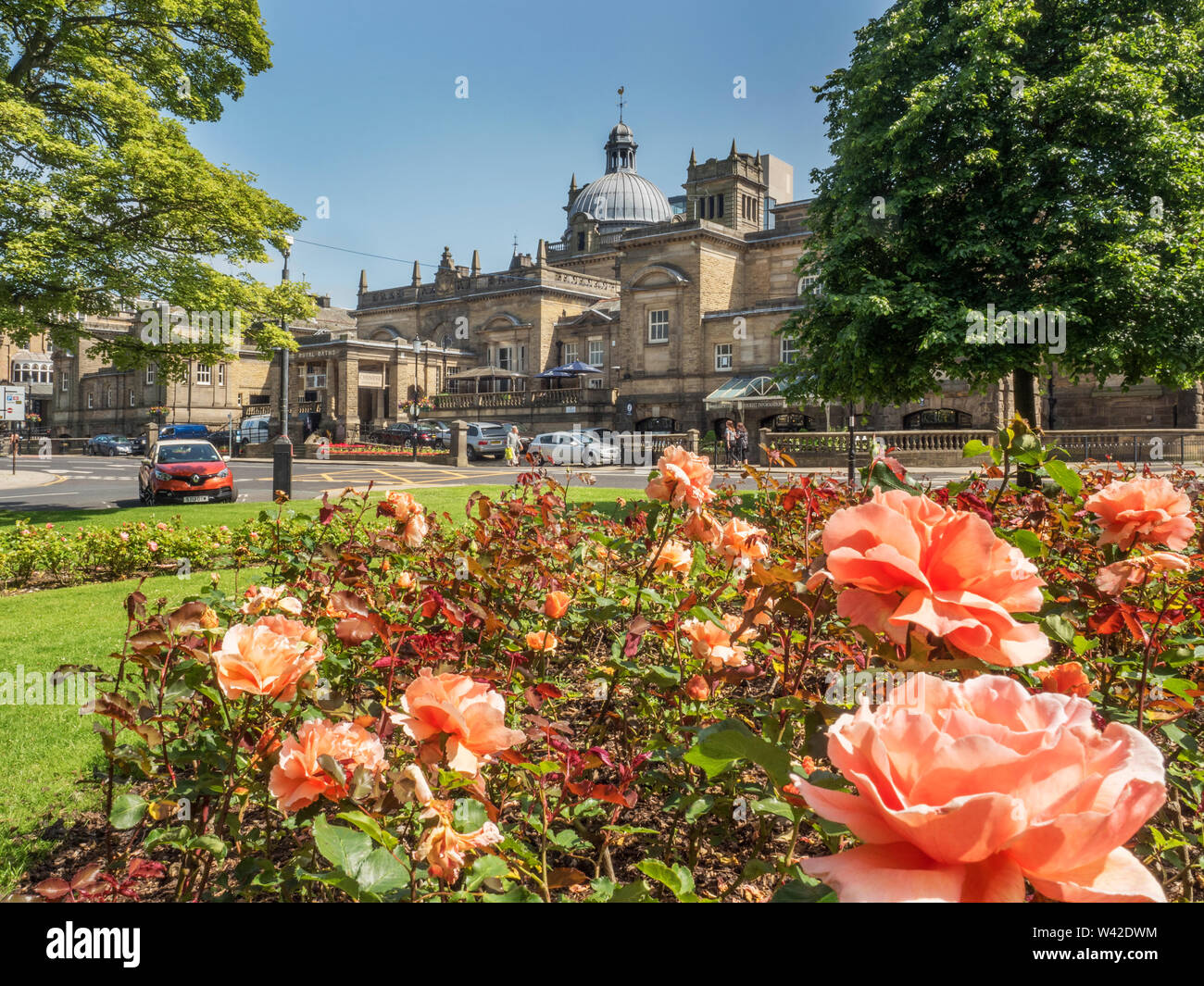 Gebäude der ehemaligen königlichen Bäder Spa von Crescent Gardens im Sommer Harrogate, North Yorkshire England Stockfoto