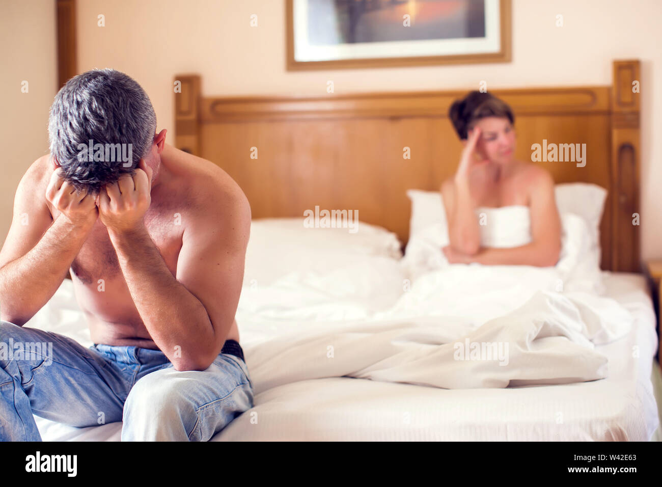 Leute, Beziehung Schwierigkeiten, Konflikte und Familie Konzept - unglückliches Paar Probleme im Schlafzimmer Stockfoto