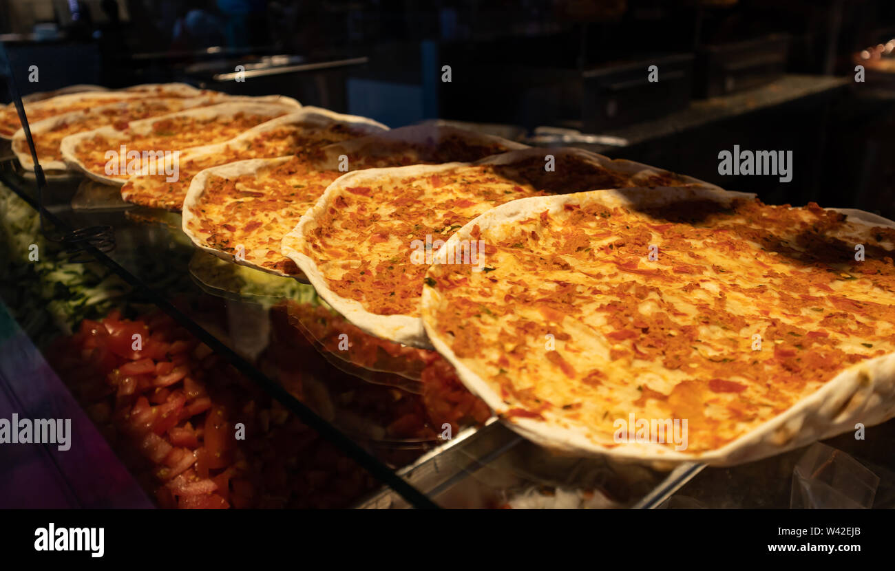 Lahmacun, traditionelle türkische Pizza mit Hackfleisch, Street Food. Store Fenster Anzeige in Rotterdam, Detailansicht Stockfoto