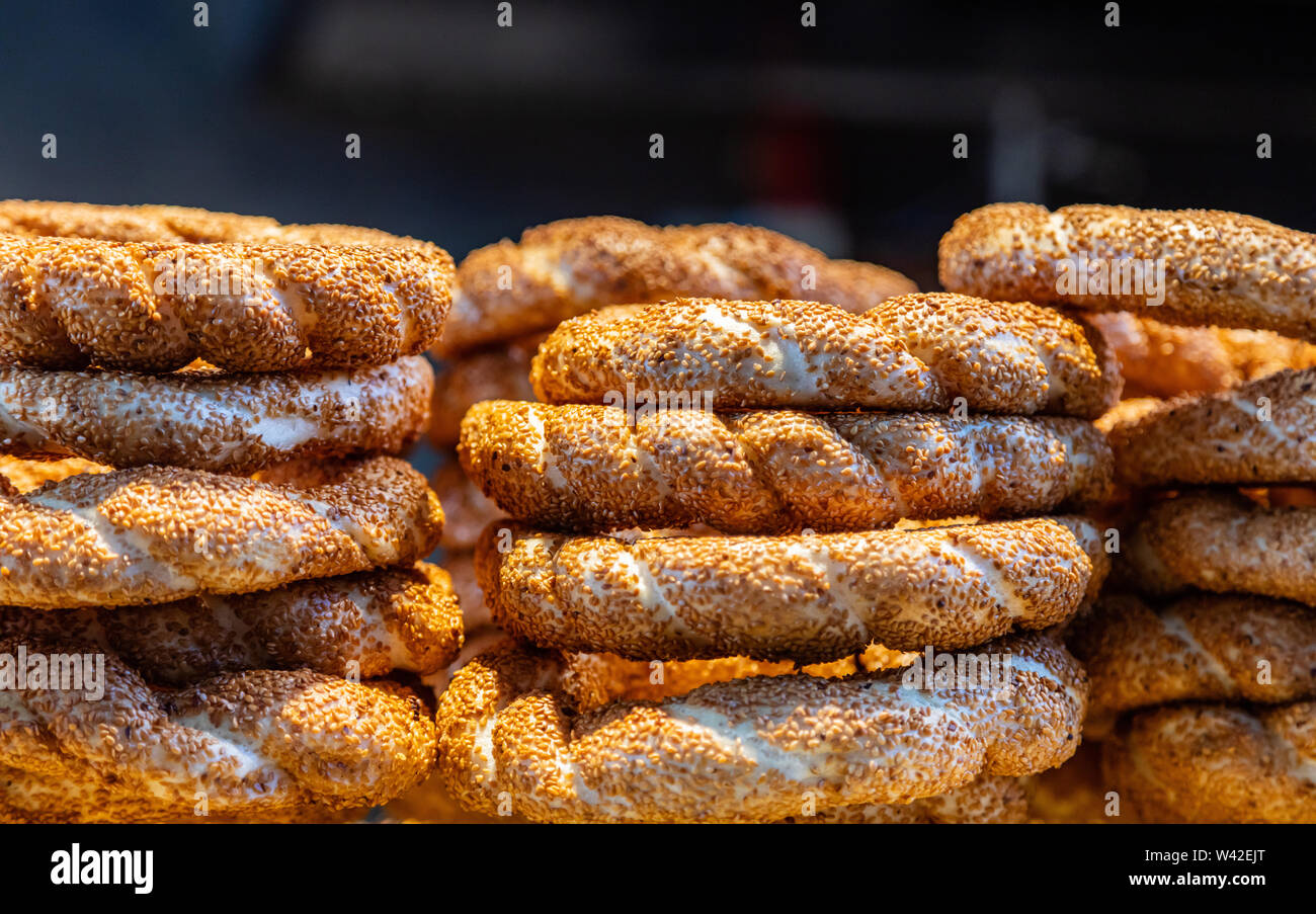 Traditionelle türkische Simit, Sesam Brot ring Bagels, Street Food Detailansicht Stockfoto