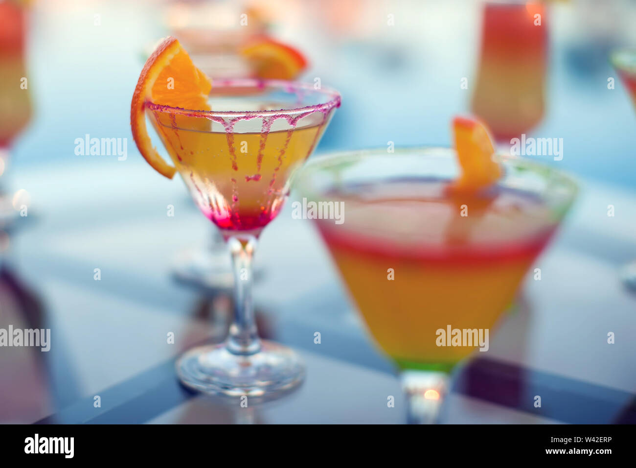 Nahaufnahme von farbenfrohe Cocktails. Essen und Getränke Stockfoto