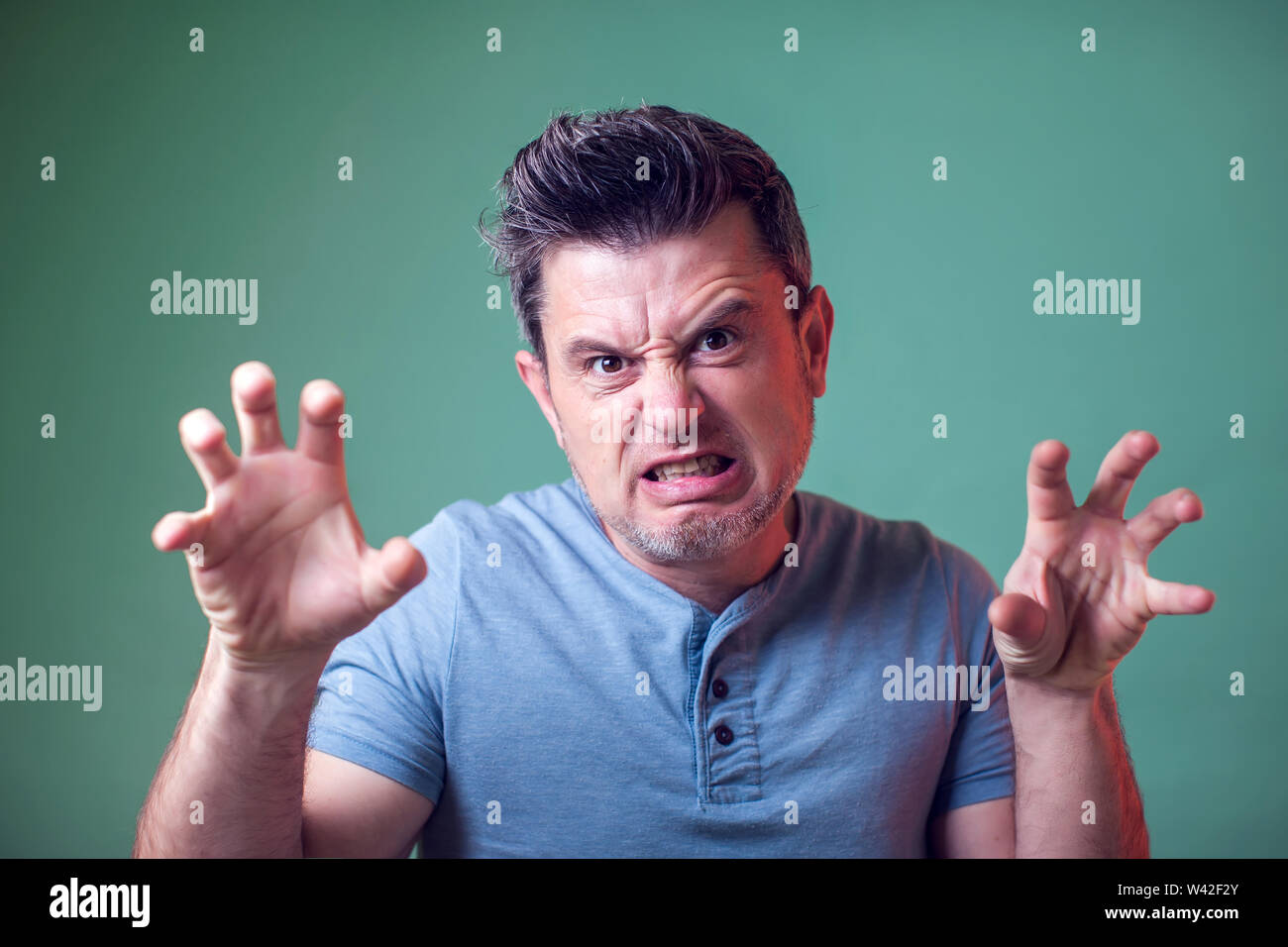 Den jungen Mann, der versucht, jemanden zu erschrecken. Menschen, Emotionen und Lebensstil Stockfoto