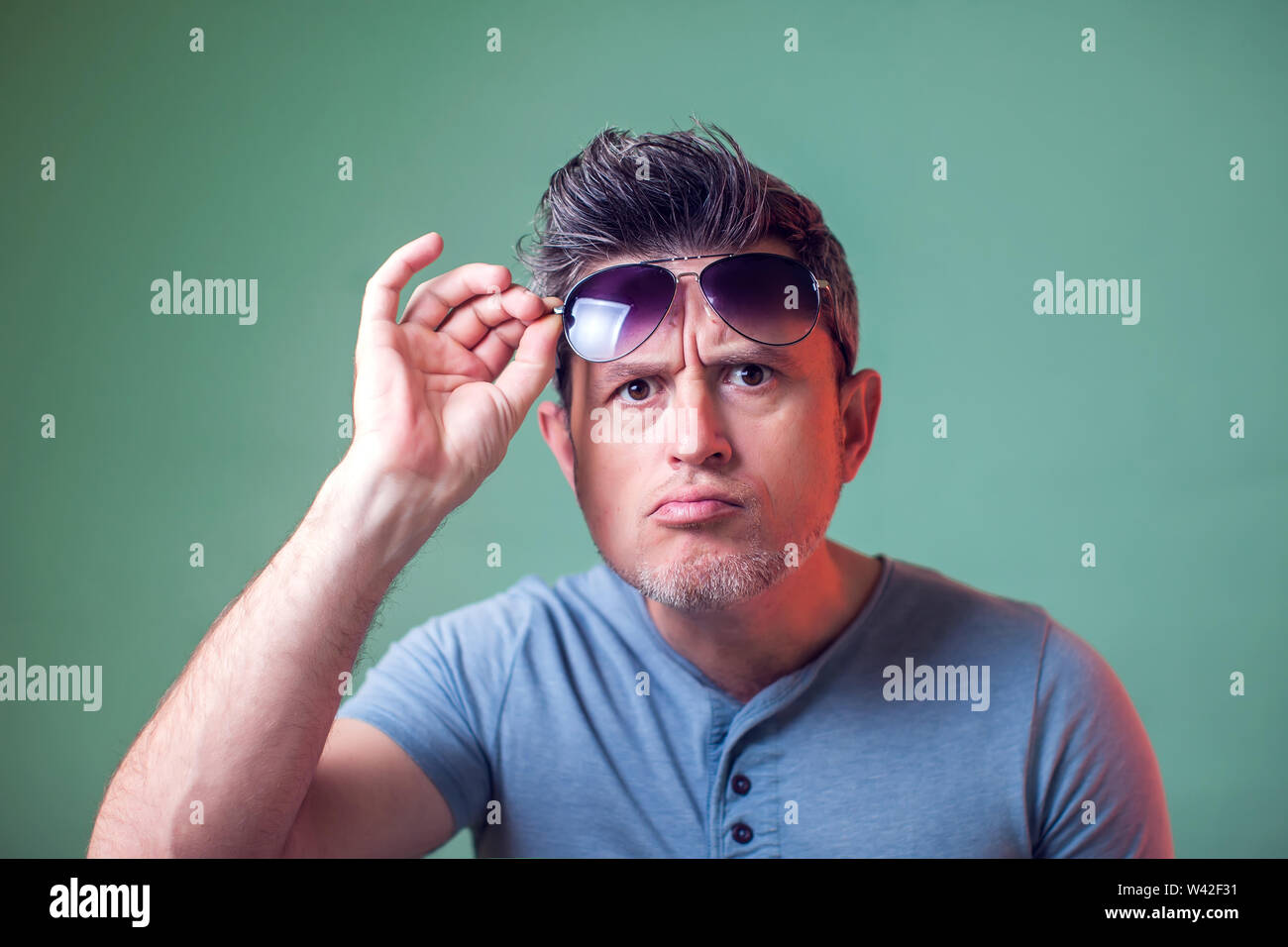 Closeup Portrait von ernsthaften jungen Mann mit Sonnenbrille. Menschen, Emotionen und Lebensstil Stockfoto