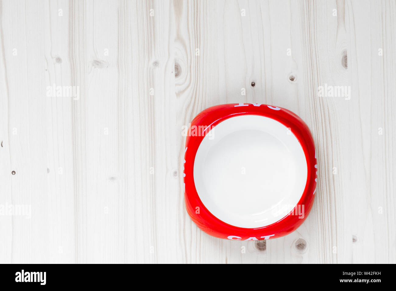 Leere Schale Katzenfutter auf dem Boden Blick von oben close-up, Platz auf der linken Seite Stockfoto