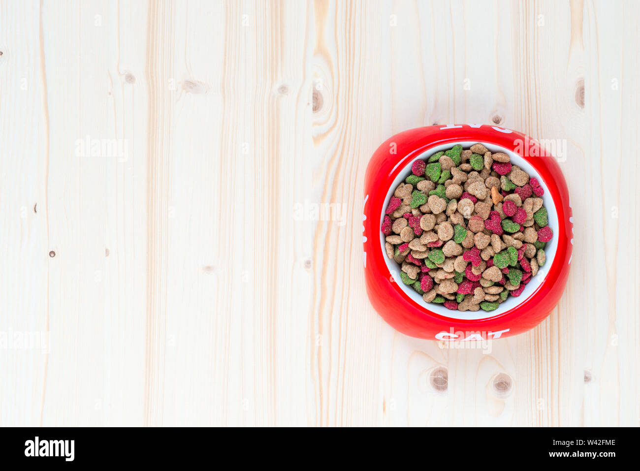Blick von oben auf eine Schüssel mit katzentrockenfutter, Platz links Stockfoto