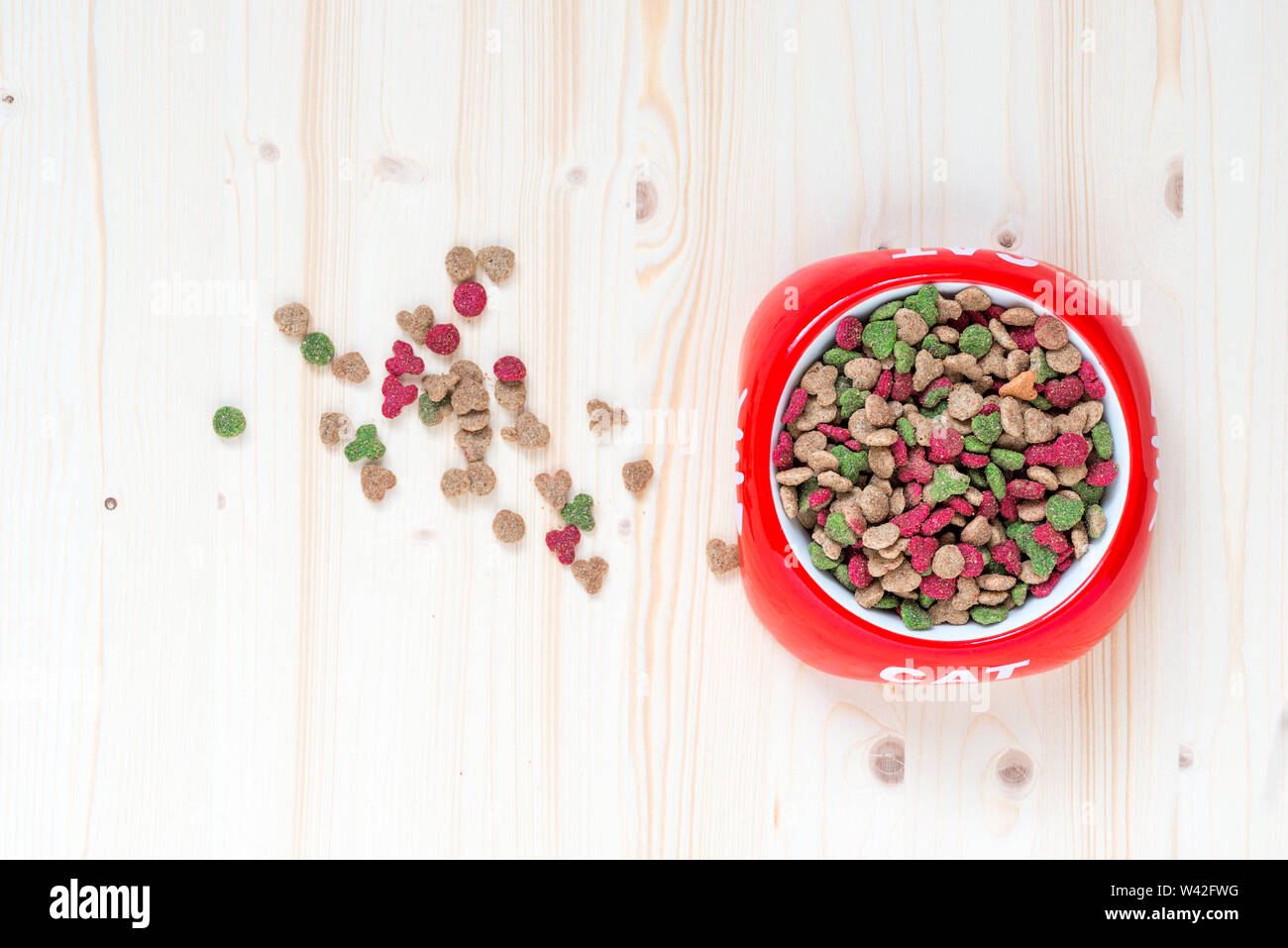 Katze Napf mit Trockenfutter Top View close-up Stockfoto