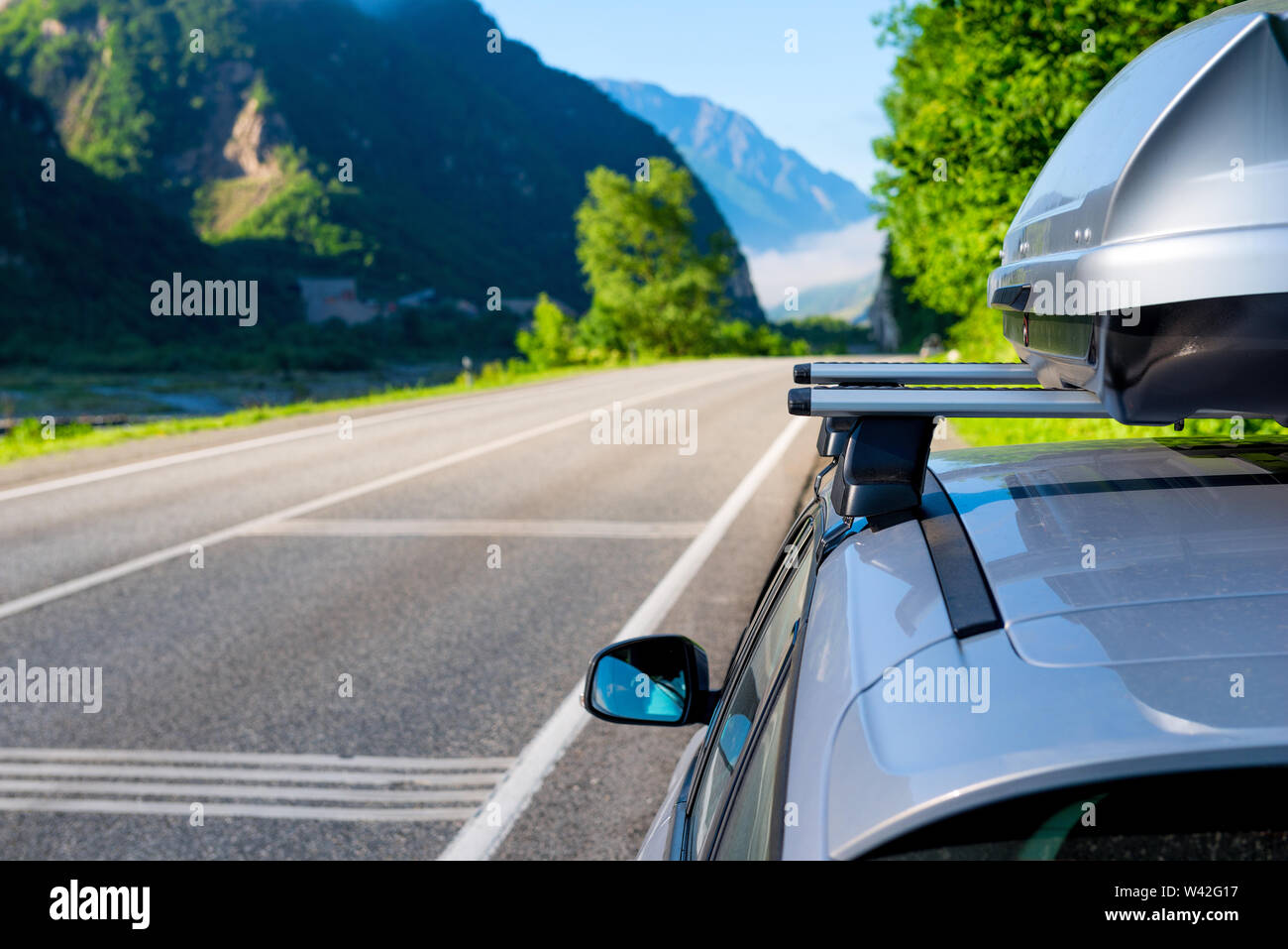 Malerische Berge und der Schlucht des Kaukasus und das Auto mit einem Dachträger, die Landschaft von Georgien Stockfoto