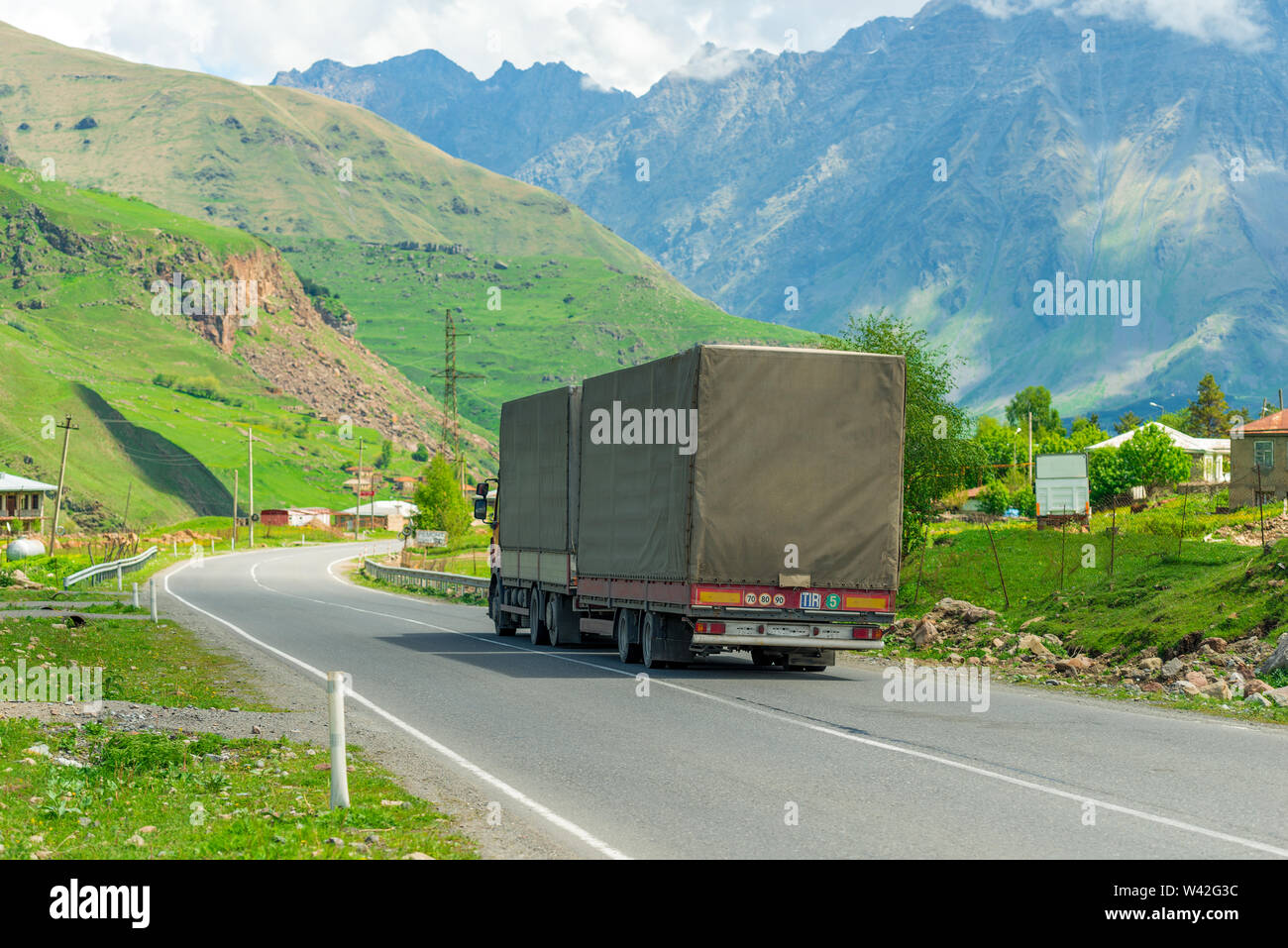 Anhänger mit Ladung auf der Straße in den Bergen des Kaukasus Stockfoto