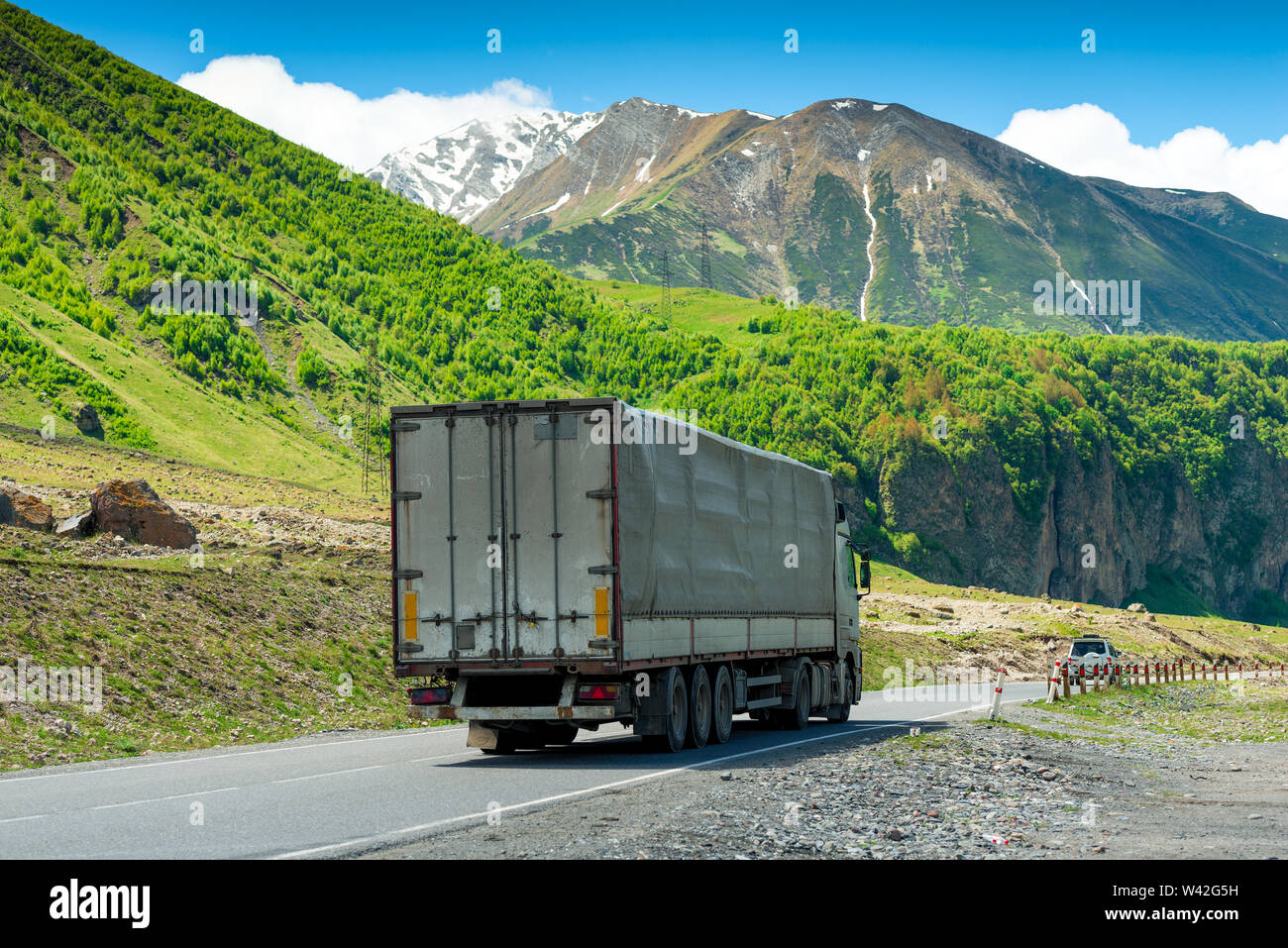 Beladene Wagen in den Bergen auf die georgische Armee Straße Stockfoto