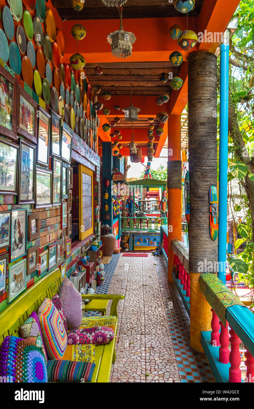 Koh Samui, Thailand - 18 April 2019: Bunte hippie Bungalow in einer hippie Dorf in Lamai Beach Stockfoto