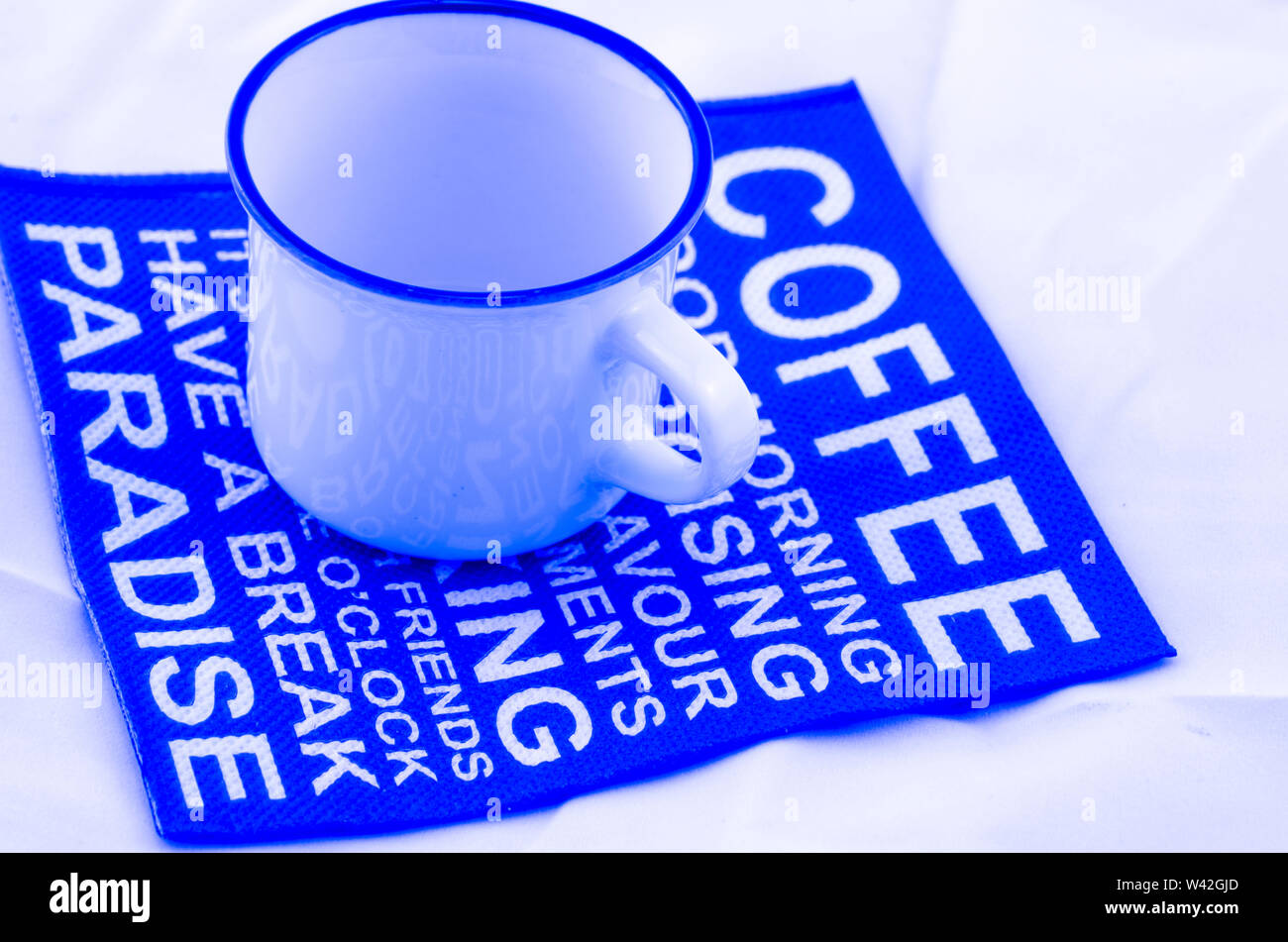 Kaffeetasse auf Blau Tischset. Stockfoto