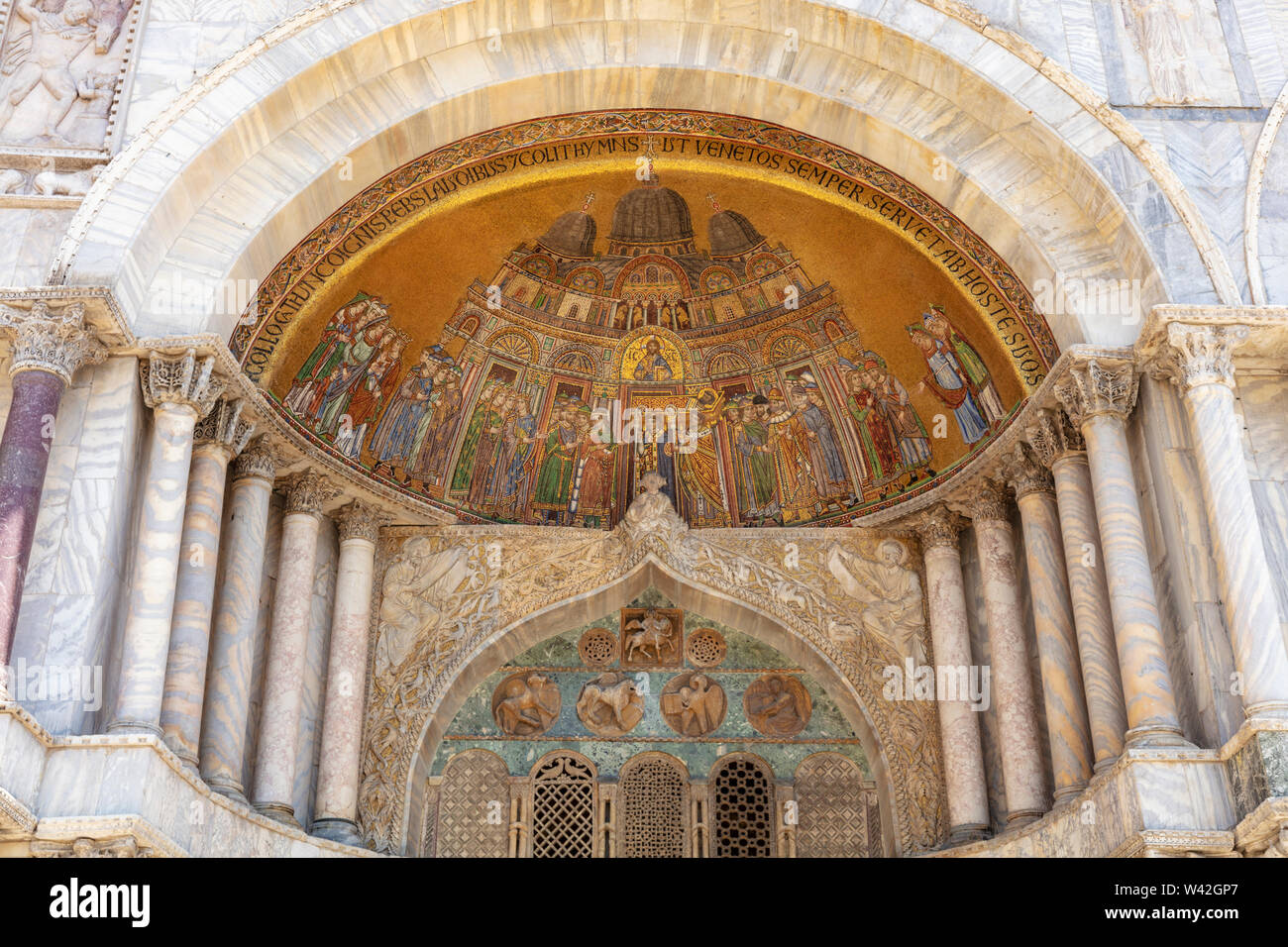 Blick auf Mosaiken in Bögen der Kathedrale St Mark's Basilika, Markusplatz, Venedig, Italien Stockfoto