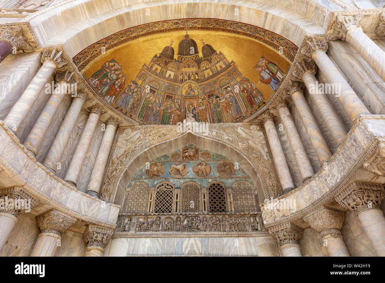 Blick auf Mosaiken in Bögen der Kathedrale St Mark's Basilika, Markusplatz, Venedig, Italien Stockfoto
