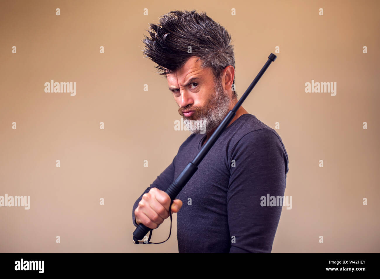 Zornigen Mann mit tonfa Bärtigen. Menschen und Emotionen Konzept Stockfoto