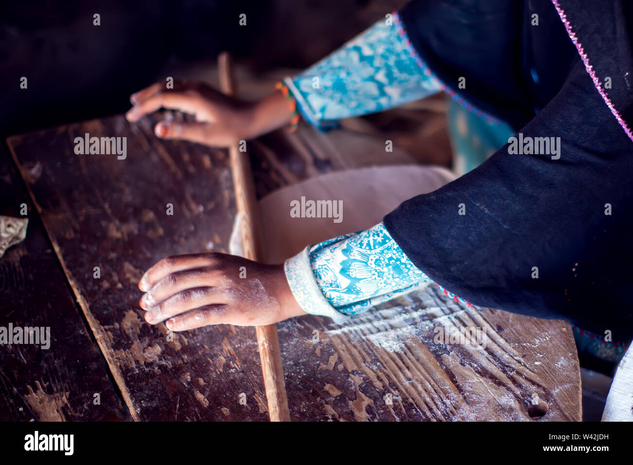 Arabische Frau macht Brot im beduinendorf in Ägypten. Stockfoto