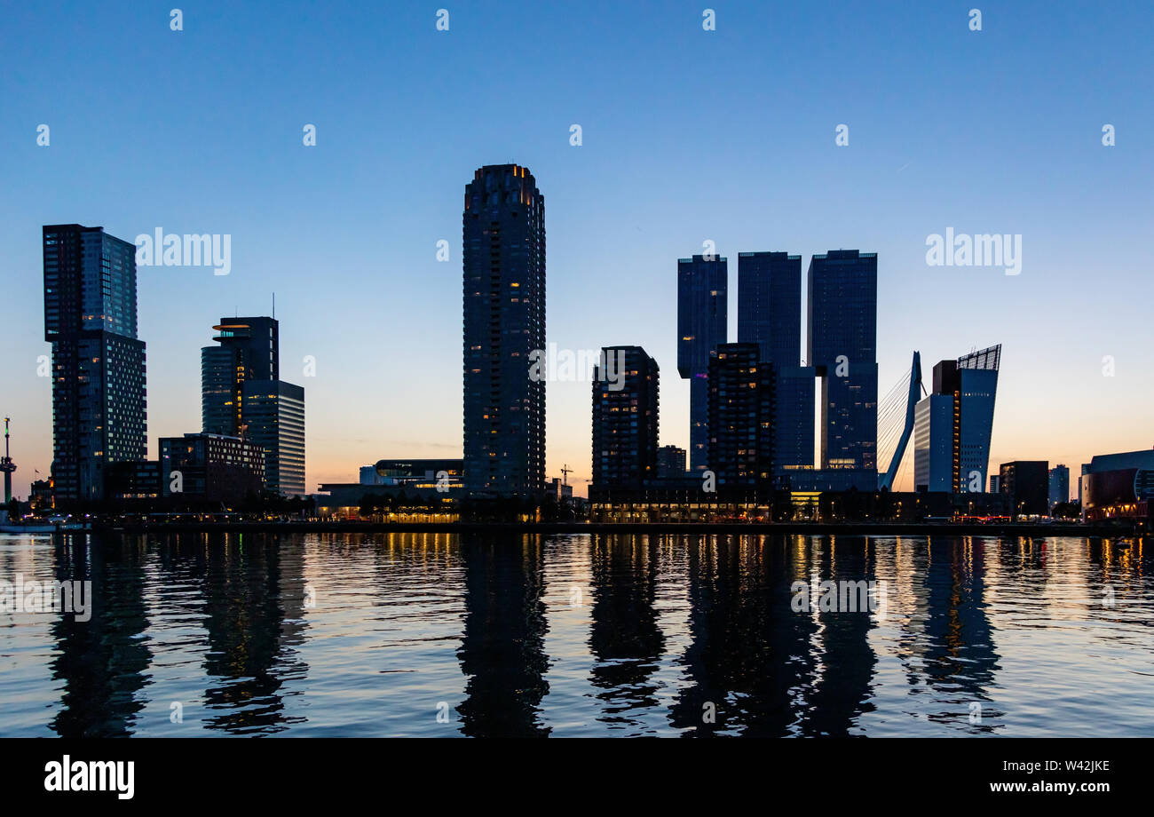 Rotterdam Skyline bei Nacht. City Towers beleuchtet, Reflexionen über die Maas Wasser, Sonnenuntergang, blue Clear Sky, Sommer Abend Stockfoto