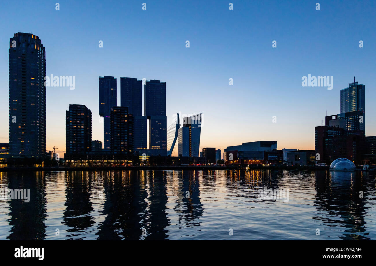 Rotterdam Skyline bei Nacht. City Towers beleuchtet, Reflexionen über die Maas Wasser, Sonnenuntergang, blue Clear Sky, Sommer Abend Stockfoto
