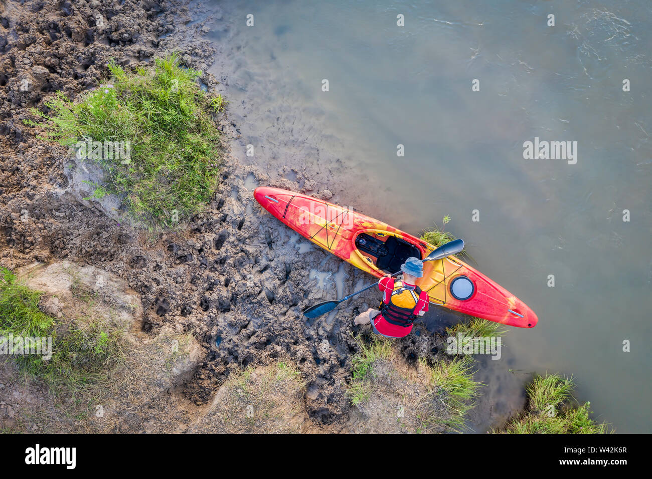 Kajaker auf einen schlammigen Ufer des düsteren River in Nebraska - overhead Luftaufnahme Stockfoto