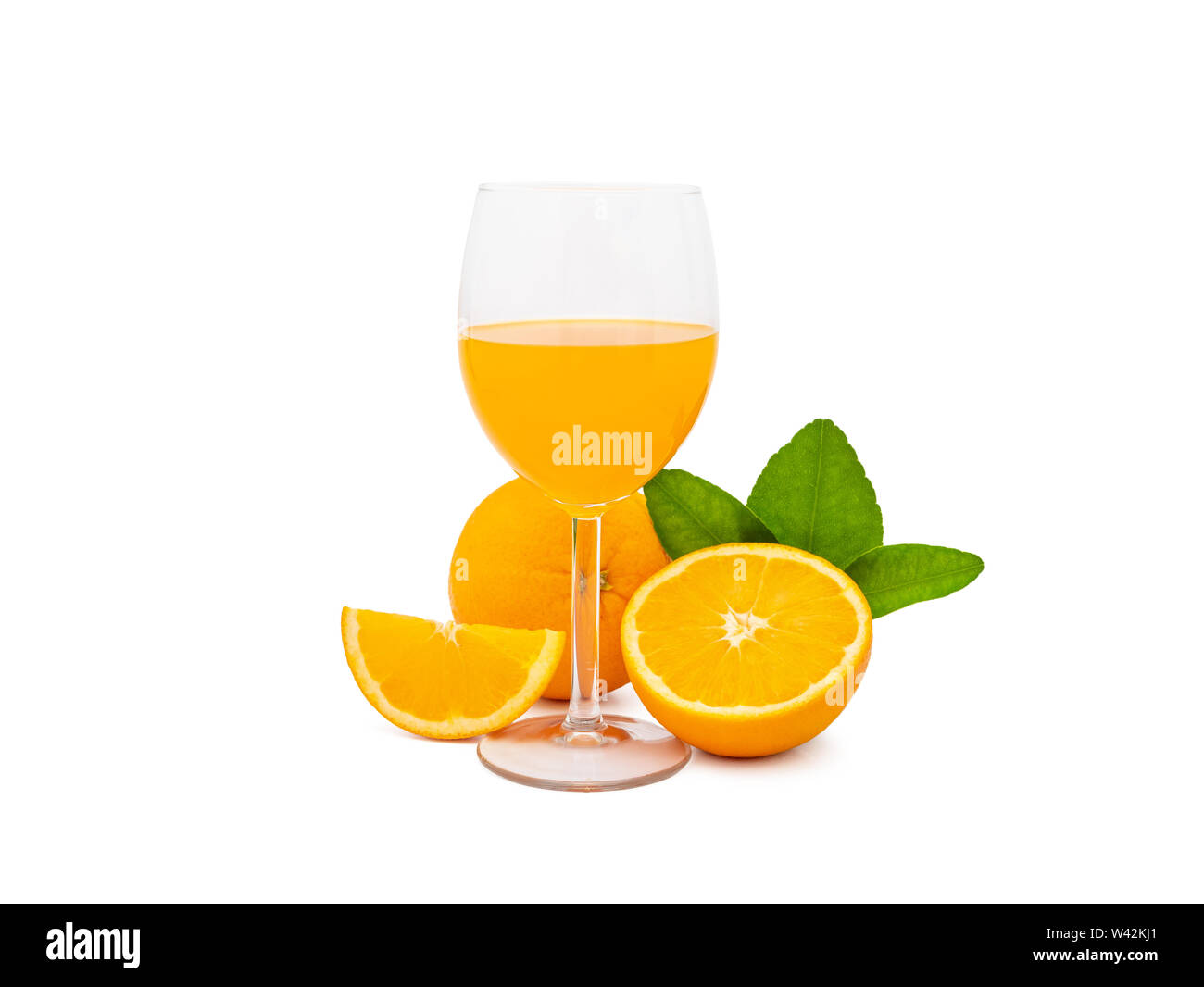 Ein Glas frischen Orangensaft und Gruppe von frischem Orange Früchte mit grünen Blättern, auf weißem Hintergrund, Beschneidungspfade gehören. Obst Produkt d Stockfoto