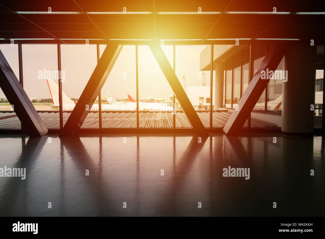 Blick auf Flugzeug parken am Tor von Weg Brücke zwischen Terminal am Flughafen mit Lichteffekt, Hintergrund für Reisen und Ferien anhand von quantitativen Simulatio Stockfoto