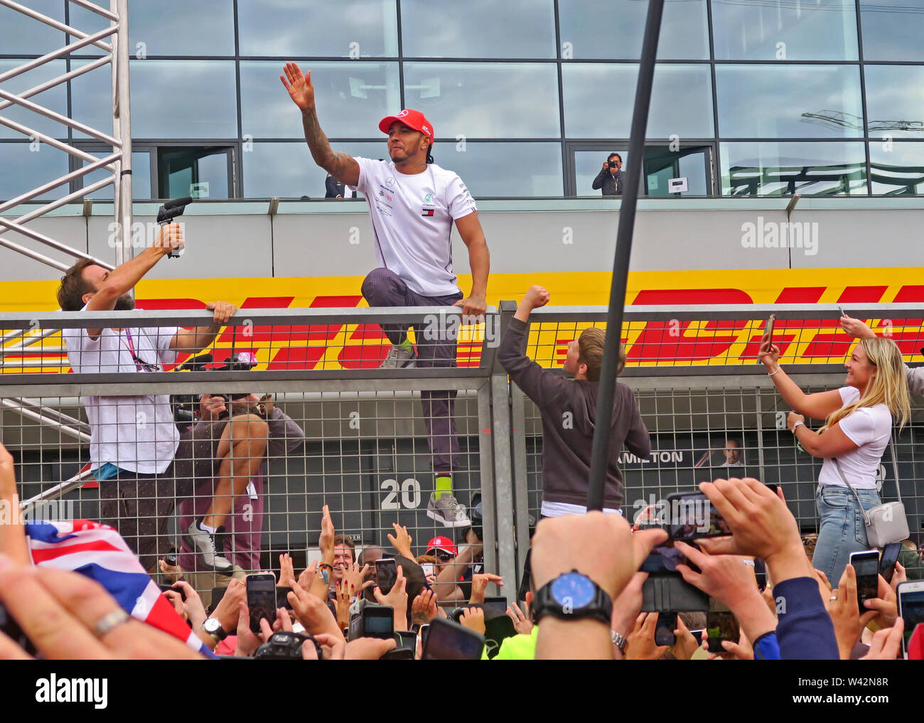 Lewis Hamilton, Wellen zu Fans, an der Boxengasse warten, nach dem ersten Kommen, British Grand Prix, Silverstone, 14. Juli 2019 Stockfoto