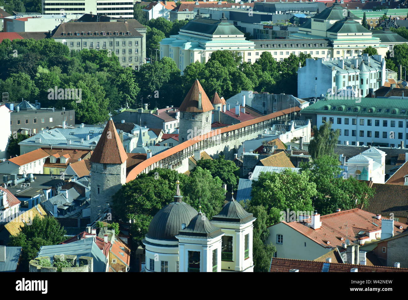 Luftaufnahme von Tallin Stadtmauer Stockfoto